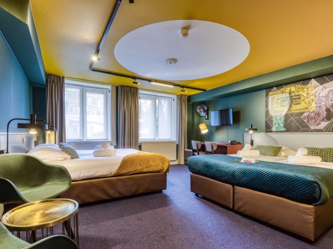 Hotel Alexander - La camera quadrupla, ampia e funzionale, offre 22–26 m² con quattro letti singoli o combinazione matrimoniale + singoli, bagno privato, doccia o vasca, Wi-Fi e TV satellitare.