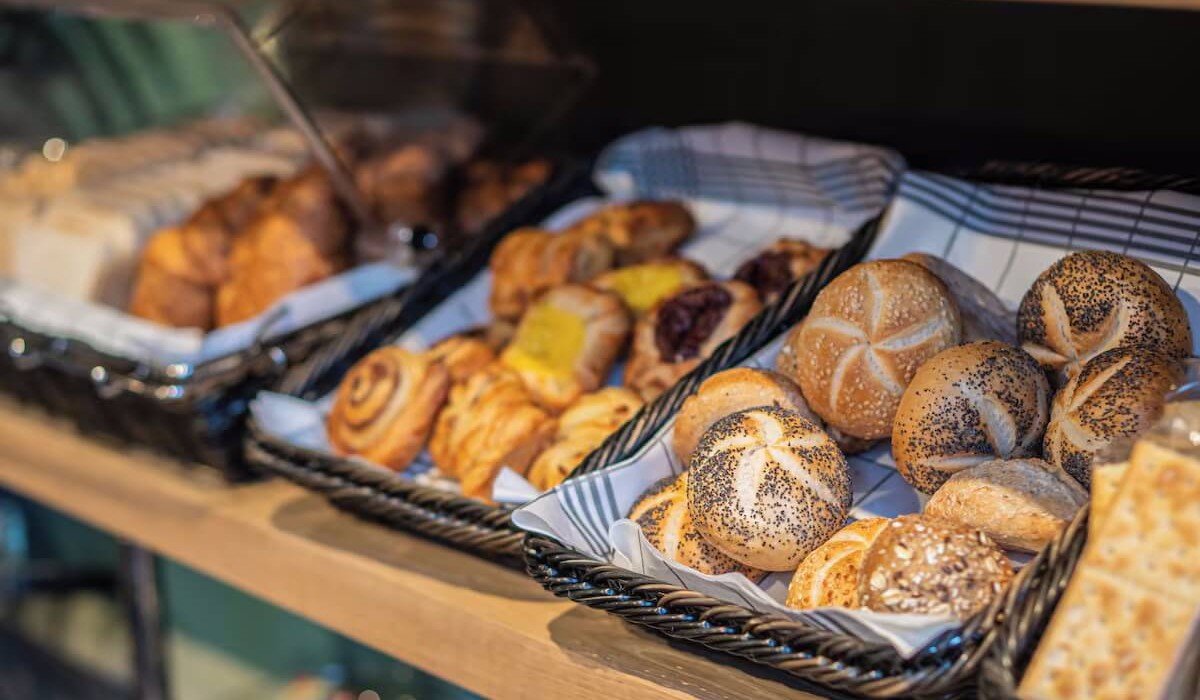 Hotel Alexander - La colazione a buffet include pane integrale, bianco, ai cereali e panini dolci, con marmellate, affettati, formaggi, frutta fresca e bevande calde e fredde.