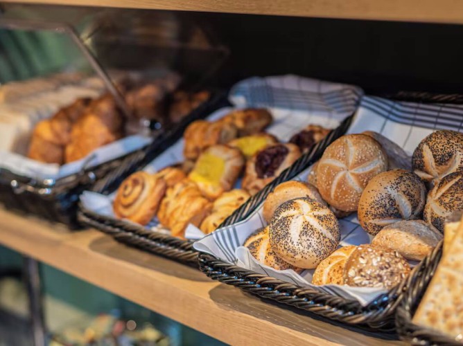 Hotel Alexander - La colazione a buffet include pane integrale, bianco, ai cereali e panini dolci, con marmellate, affettati, formaggi, frutta fresca e bevande calde e fredde.