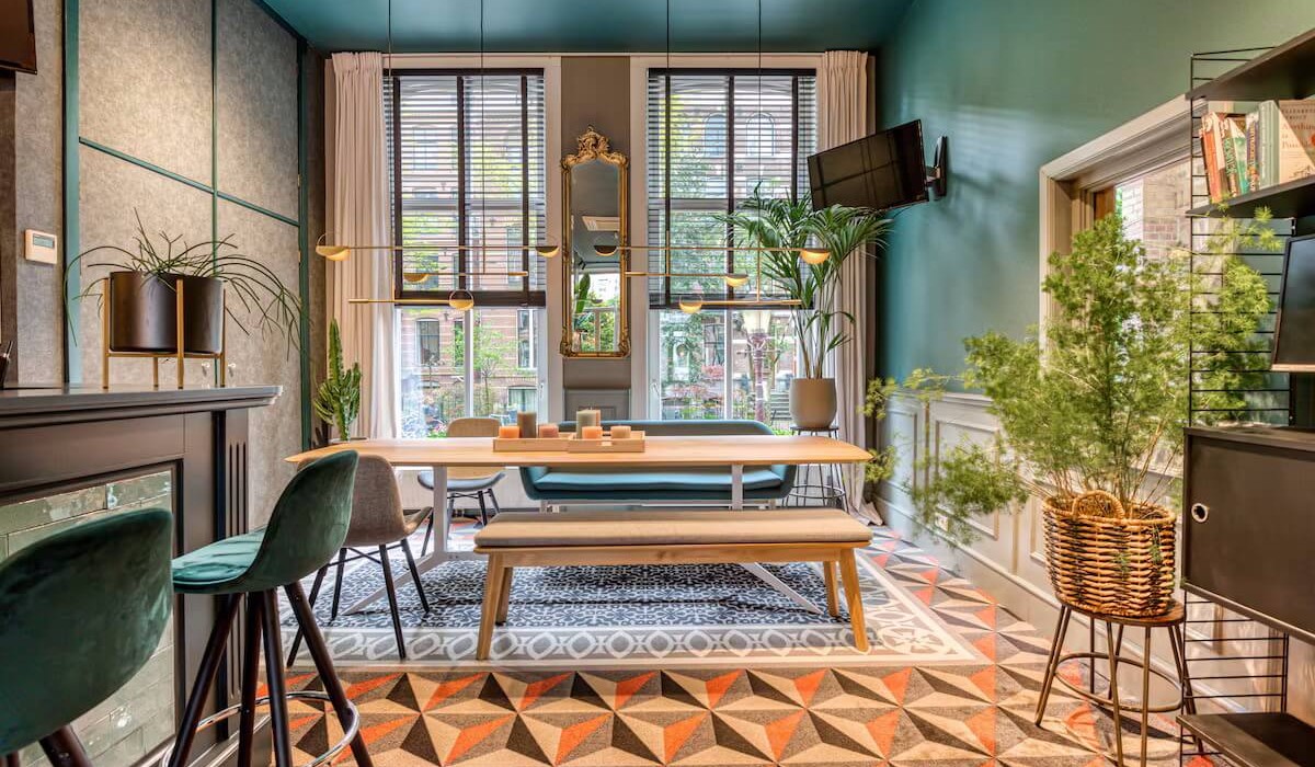 Hotel Alexander - La hall dell’Hotel Alexander è luminosa e raccolta, con arredi essenziali e dettagli curati, ideale per rilassarsi all’arrivo o prima di partire alla scoperta di Amsterdam.