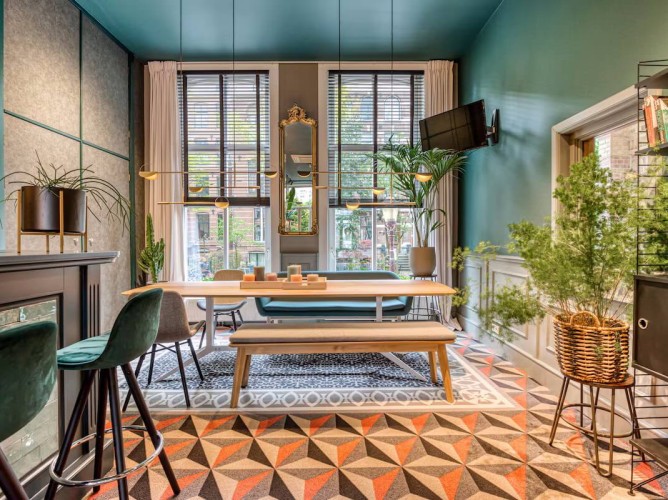 Hotel Alexander - La hall dell’Hotel Alexander è luminosa e raccolta, con arredi essenziali e dettagli curati, ideale per rilassarsi all’arrivo o prima di partire alla scoperta di Amsterdam.