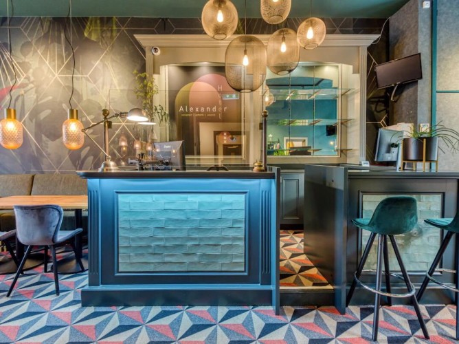 Hotel Alexander - La reception dell’Hotel Alexander è calda e accogliente, con arredi semplici e personale cordiale sempre pronto ad assistere gli ospiti e offrire consigli sulla città.