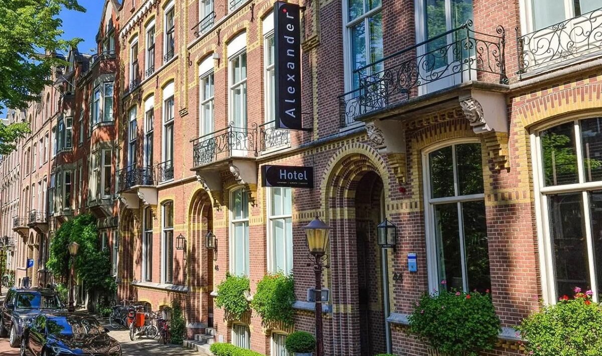 Hotel Alexander - Hotel Alexander si trova in Vondelstraat, in una via tranquilla ma centrale, circondato da eleganti palazzi storici e a pochi passi dal verde del Vondelpark e dal vivace quartiere dei musei.
