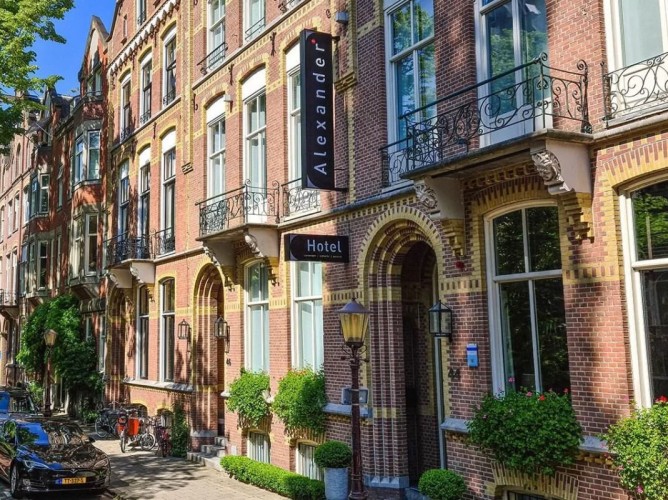Hotel Alexander - Hotel Alexander si trova in Vondelstraat, in una via tranquilla ma centrale, circondato da eleganti palazzi storici e a pochi passi dal verde del Vondelpark e dal vivace quartiere dei musei.