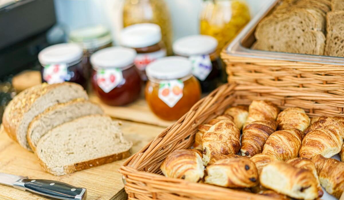 ibis Styles Amsterdam City - La colazione è varia e gustosa, con prodotti freschi dolci e salati: pane, croissant, uova, formaggi, salumi, frutta, yogurt, cereali, succhi e bevande calde.