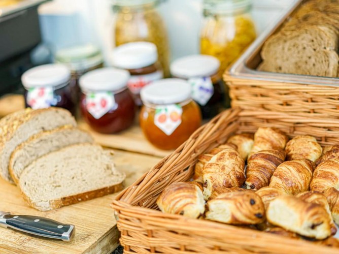 ibis Styles Amsterdam City - La colazione è varia e gustosa, con prodotti freschi dolci e salati: pane, croissant, uova, formaggi, salumi, frutta, yogurt, cereali, succhi e bevande calde.