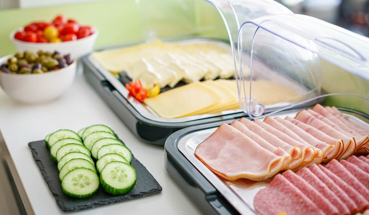 ibis Styles Amsterdam City - La colazione offre un’ampia selezione di formaggi olandesi e salumi, accompagnati da pane fresco, croissant, frutta, yogurt, cereali, succhi e bevande calde.