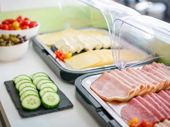 ibis Styles Amsterdam City - La colazione offre un’ampia selezione di formaggi olandesi e salumi, accompagnati da pane fresco, croissant, frutta, yogurt, cereali, succhi e bevande calde.