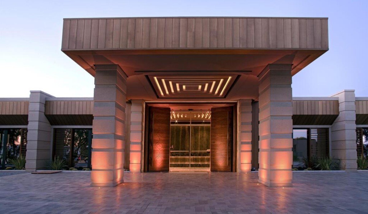 Caresse, a Luxury Collection Resort & Spa, Bodrum - Ingresso elegante con vetrate luminose, design raffinato e vista sull’Egeo. Accoglienza curata e atmosfera di lusso discreto.