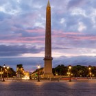 L’obelisco di Place de la Concorde, antico monumento egizio in granito rosa, svetta elegante al centro della piazza parigina, simbolo di storia e splendore senza tempo.