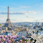 La Torre Eiffel svetta elegante tra i tetti parigini, dominando il panorama urbano. Un contrasto perfetto tra l’iconico simbolo di Parigi e i palazzi che raccontano la sua storia.