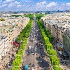 I Champs-Élysées si stendono in un maestoso viale alberato, incorniciati da palazzi Belle Époque e boutique eleganti, mentre sullo sfondo si stagliano monumenti storici dell’asse la vista è raffinata ed evocativa.