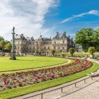 I Giardini del Lussemburgo, nel cuore di Parigi, incantano con i loro viali alberati, statue eleganti e aiuole fiorite, offrendo un’oasi di relax e bellezza senza tempo.