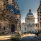 Il Panteon nel 5° arrondissement di Parigi in risalto la tipica architettura parigina delle stradine acciotolate con i meravigliosi palazzi storici. 