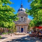 La storica Università della Sorbona, cuore culturale del Quartiere Latino di Parigi, affascina con le sue eleganti facciate neoclassiche e il prestigio accademico secolare.