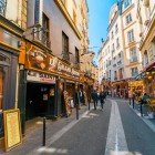 Le pittoresche stradine del Quartiere Latino di Parigi, vivaci e ricche di storia, sono animate da librerie, caffè tradizionali e palazzi antichi che evocano un fascino senza tempo.