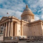 Il Pantheon, nel 5° arrondissement di Parigi, è un maestoso monumento neoclassico che oggi custodisce le tombe di molte figure storiche francesi di grande rilievo.