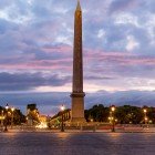 L’obelisco di Place de la Concorde, antico monumento egizio in granito rosa, svetta elegante al centro della piazza parigina, simbolo di storia e splendore senza tempo.
