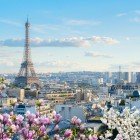 La Torre Eiffel svetta elegante tra i tetti parigini, dominando il panorama urbano. Un contrasto perfetto tra l’iconico simbolo di Parigi e i palazzi che raccontano la sua storia.