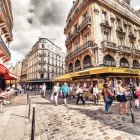 Le stradine acciottolate del Quartiere Latino a Parigi, vivaci e ricche di storia, sono fiancheggiate da librerie, caffè tipici e antichi palazzi che creano un’atmosfera unica.