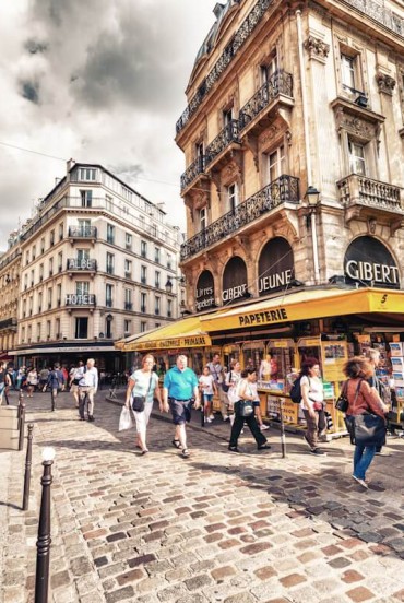 Le stradine acciottolate del Quartiere Latino a Parigi, vivaci e ricche di storia, sono fiancheggiate da librerie, caffè tipici e antichi palazzi che creano un’atmosfera unica.