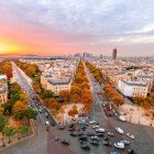 Dall’Arco di Trionfo si ammira La Défense all’orizzonte, con i suoi grattacieli e il Grande Arche che spiccano oltre i Champs-Élysées, in contrasto con la Parigi storica.