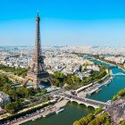 Dall’alto si ammira la Senna che attraversa Parigi tra ponti storici e rive animate, con la Torre Eiffel che svetta all’orizzonte offrendo uno degli scorci più iconici e romantici della città.