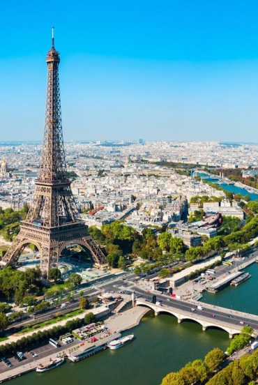 Dall’alto si ammira la Senna che attraversa Parigi tra ponti storici e rive animate, con la Torre Eiffel che svetta all’orizzonte offrendo uno degli scorci più iconici e romantici della città.
