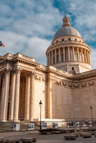 Il Pantheon, nel 5° arrondissement di Parigi, è un maestoso monumento neoclassico che oggi custodisce le tombe di molte figure storiche francesi di grande rilievo.