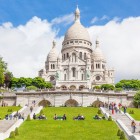 La Basilica del Sacro Cuore domina la collina di Montmartre con la sua imponente cupola bianca. Simbolo di Parigi, offre splendide vedute panoramiche sulla città romantica.
