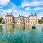 Davanti al Palazzo di Lussemburgo si apre un ampio lago con una scenografica fontana centrale. L’acqua riflette l’elegante facciata del palazzo, circondata da tulipani e giardini curati.