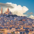 Montmartre, quartiere bohémien di Parigi, incanta con vicoli acciottolati, atelier di artisti e la Basilica del Sacré-Cœur che domina la città offrendo panorami spettacolari.