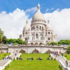 La Basilica del Sacro Cuore domina la collina di Montmartre con la sua imponente cupola bianca. Simbolo di Parigi, offre splendide vedute panoramiche sulla città romantica.