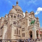 La Basilica del Sacro Cuore domina Parigi da Montmartre con la sua bianca pietra calcarea. Cupole maestose, archi romanici e dettagli bizantini creano un’architettura iconica e armoniosa.