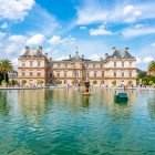 Davanti al Palazzo di Lussemburgo si apre un ampio lago con una scenografica fontana centrale. L’acqua riflette l’elegante facciata del palazzo, circondata da tulipani e giardini curati.