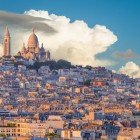 Montmartre, quartiere bohémien di Parigi, incanta con vicoli acciottolati, atelier di artisti e la Basilica del Sacré-Cœur che domina la città offrendo panorami spettacolari.