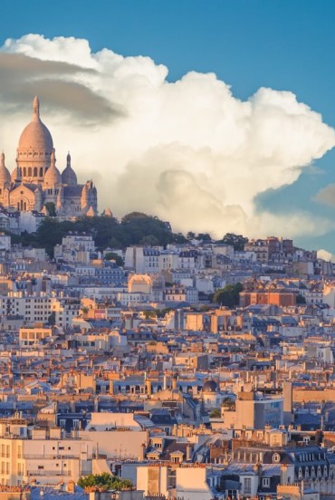 Montmartre, quartiere bohémien di Parigi, incanta con vicoli acciottolati, atelier di artisti e la Basilica del Sacré-Cœur che domina la città offrendo panorami spettacolari.