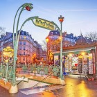 La stazione Anvers della metro Pigalle a Parigi, di notte, conduce direttamente al boulevard Pigalle, a pochi passi da Montmartre e dalla Basilica del Sacro Cuore.