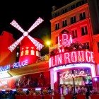 La facciata esterna del Moulin Rouge, tradizionale cabaret costruito nel 1889 da Josep Oller.
