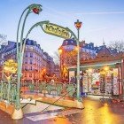 La stazione Anvers della metro Pigalle a Parigi, di notte, conduce direttamente al boulevard Pigalle, a pochi passi da Montmartre e dalla Basilica del Sacro Cuore.