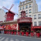 Il Moulin Rouge, simbolo di Parigi dal 1889, è il celebre cabaret di Montmartre noto per il mulino rosso sulla facciata e gli spettacolari show di can-can e musica.