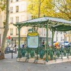 Place des Abbesses, cuore di Montmartre, è una piazza vivace con la famosa stazione metro in stile Art Nouveau, caffè all’aperto, negozi tipici e l’atmosfera bohemien di Parigi.
