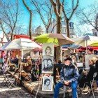 Artisti, opere d’arte e pittori all’opera a Place du Tertre, vicino al Sacro Cuore di Montmartre, Parigi