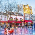 Place du Tertre affascina con i suoi caffè, ristoranti e gallerie d’arte ospitati nelle pittoresche case, tra bancarelle di souvenir e artigianato tipico parigino.