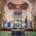 Gli interni della Moschea Verde di Bursa sono un’esplosione di arte e colore, con piastrelle di ceramica turchese e verde, intricati motivi islamici e calligrafie che creano un’atmosfera sacra e suggestiva.