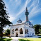 La Moschea Verde di Bursa, costruita nel 1421, è un gioiello dell’arte ottomana, famosa per le sue eleganti piastrelle verdi e turchesi che adornano le pareti interne e la facciata.