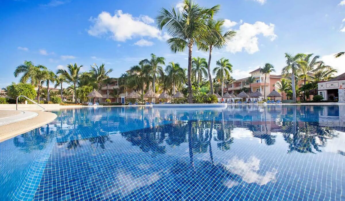 Bahia Principe Grand Punta Cana - All Inclusive - La piscina principale del Bahia Principe Grand Punta Cana - All Inclusive, ampia e circondata da palme tropicali, offre aree relax, bar swim-up e spazi per tutta la famiglia in un’atmosfera caraibica.