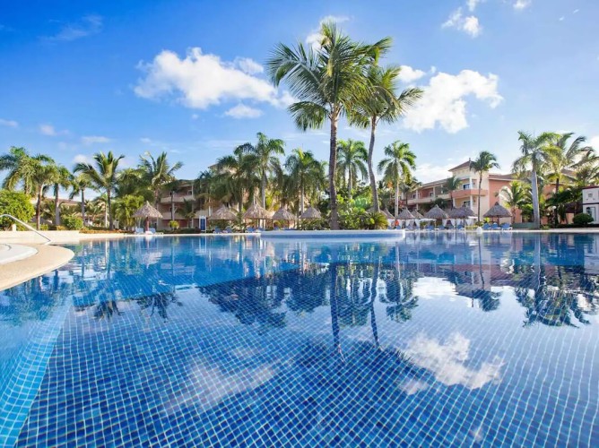 Bahia Principe Grand Punta Cana - All Inclusive - La piscina principale del Bahia Principe Grand Punta Cana - All Inclusive, ampia e circondata da palme tropicali, offre aree relax, bar swim-up e spazi per tutta la famiglia in un’atmosfera caraibica.