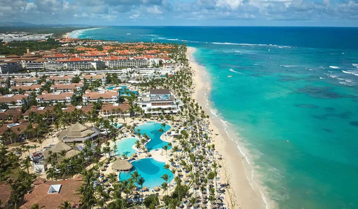 Bahia Principe Gran Bavaro All inclusive - Vista aerea del Bahia Principe Grand Turquesa con le sue ampie piscine immerse nel verde tropicale e la splendida spiaggia di sabbia bianca affacciata sul Mar dei Caraibi.
