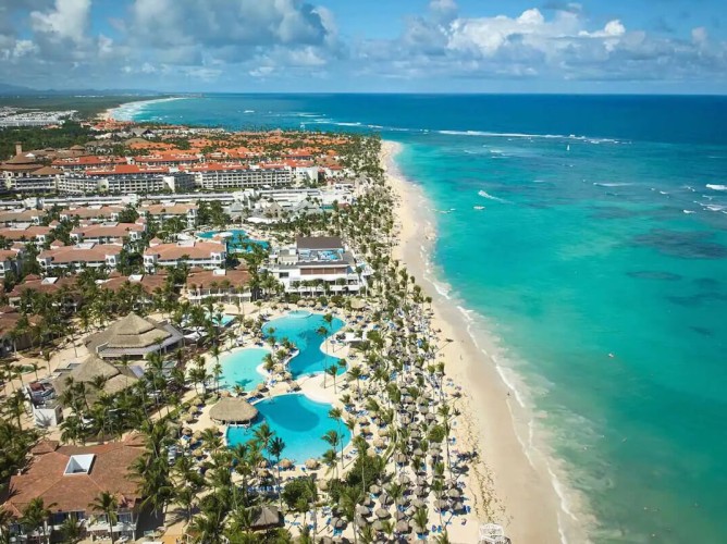 Bahia Principe Gran Bavaro All inclusive - Vista aerea del Bahia Principe Grand Turquesa con le sue ampie piscine immerse nel verde tropicale e la splendida spiaggia di sabbia bianca affacciata sul Mar dei Caraibi.